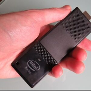 Intel MiniPC stick 2016 en la mano thumb