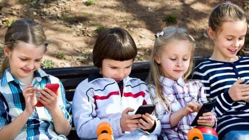 niños usando tecnología digital