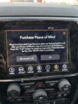 jeep hace anuncias en el panel de informacion con el coche en marcha thumb