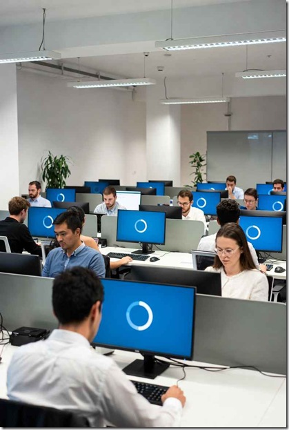 Empleados esperando que cargue el software de la empresa para fichar_c