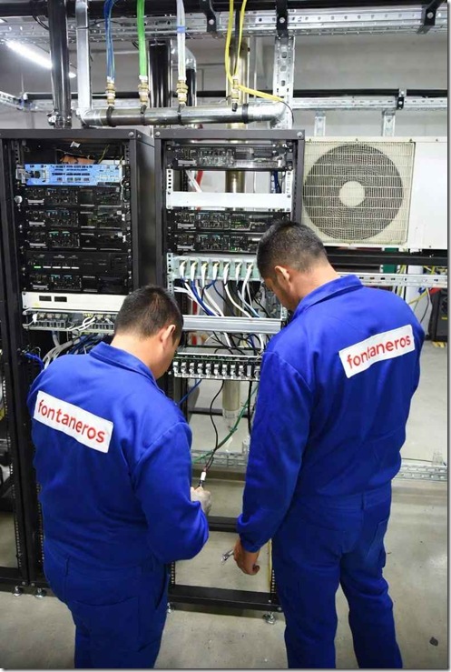 fontaneros trabajando en un centro ia_2