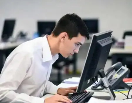 administrativo tratando de hacer tareas sencillas de ofimatica