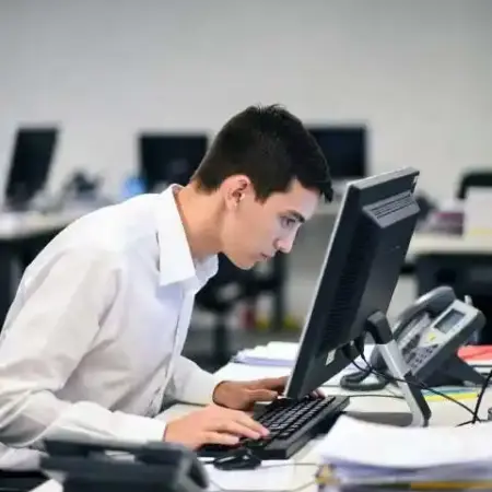 administrativo tratando de hacer tareas sencillas de ofimatica