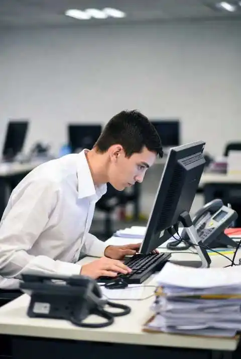 administrativo tratando de hacer tareas sencillas de ofimatica