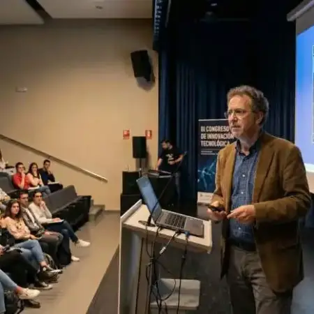 profesor universitario no se aclara para sacar la imagen de su PC al proyector del aula